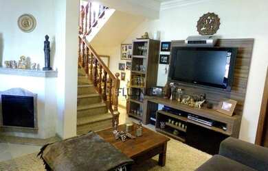 Imagem: A casa possui 3 Dormitórios, 2 Banheiros, 2 Vagas na garagem