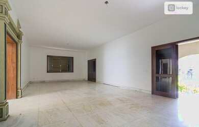 Imagem: A casa possui 4 Dormitórios, 3 Banheiros, 2 Vagas na garagem