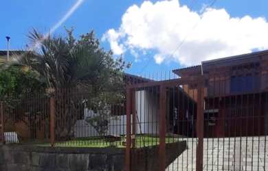 Imagem: A casa possui 3 Dormitórios, 1 Banheiro, 2 Vagas na garagem