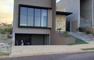 Imagem: A casa possui 3 Dormitórios, 4 Banheiros, 4 Vagas na garagem