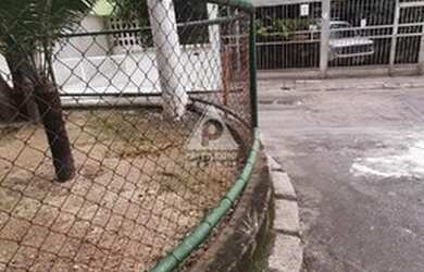 Imagem: A casa possui 4 Dormitórios, 2 Banheiros, 2 Vagas na garagem