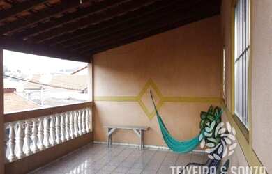 Imagem: A casa possui 3 Dormitórios, 1 Banheiro, 2 Vagas na garagem