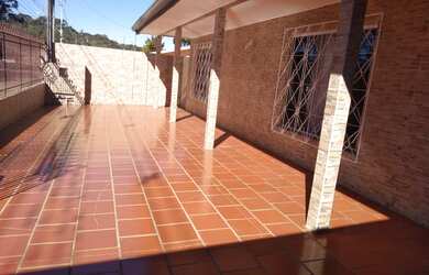 Imagem: A casa possui 3 Dormitórios, 1 Banheiro, 2 Vagas na garagem