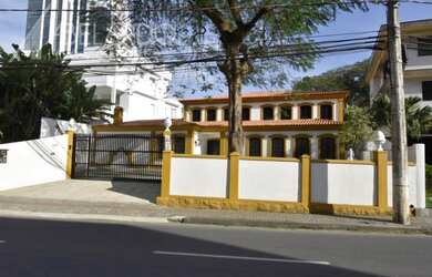 Imagem: A casa possui 4 Dormitórios, 4 Banheiros, 5 Vagas na garagem