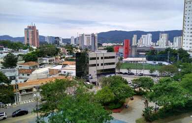 Imagem: O apartamento possui 1 Dormitório, 1 Banheiro, 1 Vaga na garagem