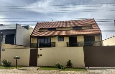 Imagem: A casa possui 5 Dormitórios, 2 Banheiros, 5 Vagas na garagem