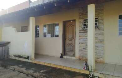 Imagem: A casa possui 3 Dormitórios, 2 Banheiros, 2 Vagas na garagem