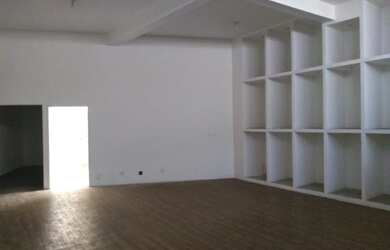 Imagem: O depósito possui 3 Vagas na garagem, 180m² de Área e está