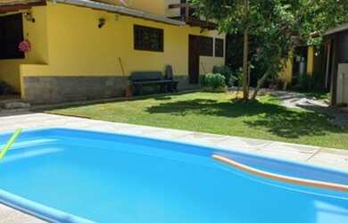 Imagem: A casa possui 4 Dormitórios, Acomodam 10 pessoas, 1 Vaga na