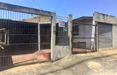 Imagem: A casa possui 3 Dormitórios, 1 Banheiro, 2 Vagas na garagem