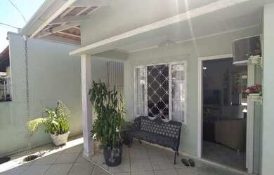 Imagem: A casa possui 3 Dormitórios, 2 Banheiros, 1 Vaga na garagem