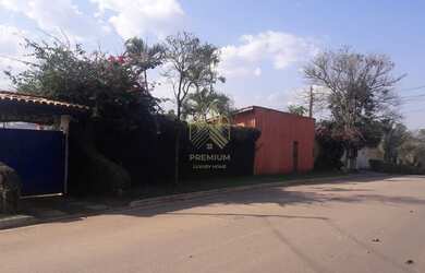 Imagem: A casa possui 4 Dormitórios, 3 Banheiros, 5 Vagas na garagem