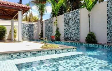 Imagem: A casa em condomínio possui 5 Dormitórios, 5 Banheiros, 390m²