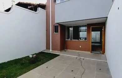 Imagem: A casa possui 3 Dormitórios, 3 Banheiros, 2 Vagas na garagem