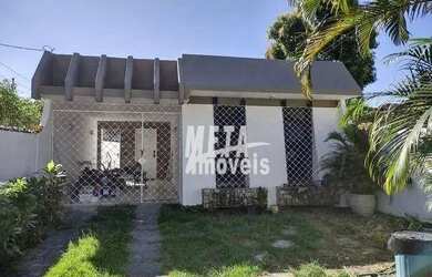 Imagem: A casa possui 3 Dormitórios, 3 Banheiros, 4 Vagas na garagem