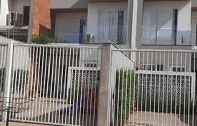 Imagem: A casa possui 3 Dormitórios, 3 Banheiros, 2 Vagas na garagem