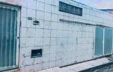 Imagem: A casa possui 3 Dormitórios, 2 Banheiros, 1 Vaga na garagem