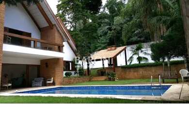 Imagem: A casa possui 4 Dormitórios, 5 Banheiros, 5 Vagas na garagem