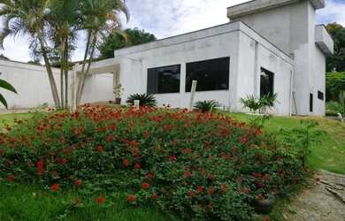 Imagem: A casa possui 4 Dormitórios, 4 Banheiros, 2 Vagas na garagem