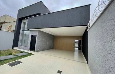 Imagem: A casa possui 3 Dormitórios, 3 Banheiros, 4 Vagas na garagem