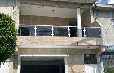 Imagem: A casa possui 4 Dormitórios, 3 Banheiros, 3 Vagas na garagem