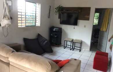 Imagem: A casa possui 2 Dormitórios, 1 Banheiro, 1 Vaga na garagem