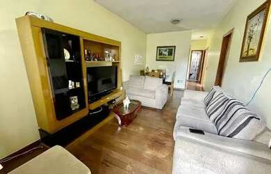 Imagem: A casa possui 3 Dormitórios, 2 Banheiros, 2 Vagas na garagem