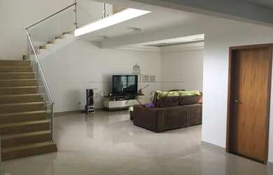 Imagem: A casa possui 3 Dormitórios, 4 Banheiros, 4 Vagas na garagem