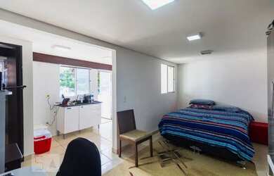 Imagem: A casa possui 1 Dormitório, 1 Banheiro, 1 Vaga na garagem