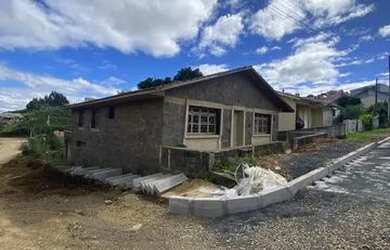 Imagem: A casa possui 4 Dormitórios, 2 Banheiros, 4 Vagas na garagem