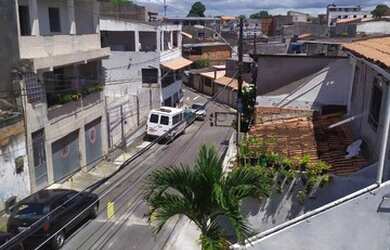 Imagem: A casa possui 3 Dormitórios, 1 Banheiro, 2 Vagas na garagem