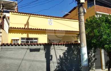 Imagem: A casa possui 4 Dormitórios, 2 Banheiros, 2 Vagas na garagem