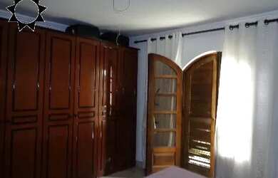 Imagem: A casa possui 3 Dormitórios, 1 Banheiro, 4 Vagas na garagem