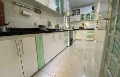 Imagem: A casa possui 3 Dormitórios, 3 Banheiros, 4 Vagas na garagem