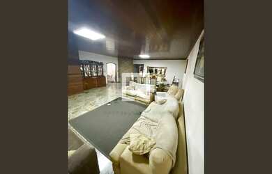 Imagem: A casa possui 4 Dormitórios, 3 Banheiros, 4 Vagas na garagem