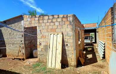 Imagem: A casa possui 3 Dormitórios, 1 Banheiro, 2 Vagas na garagem