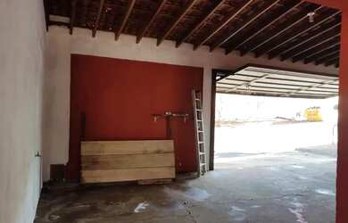 Imagem: A casa possui 2 Dormitórios, 2 Banheiros, 4 Vagas na garagem