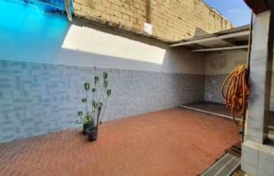 Imagem: A casa possui 3 Dormitórios, 2 Banheiros, 1 Vaga na garagem