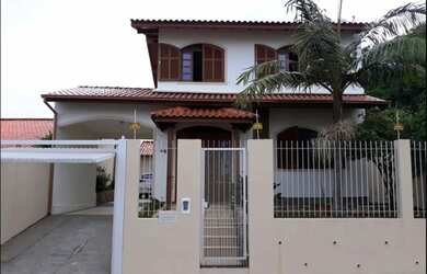 Imagem: A casa possui 5 Dormitórios, 4 Banheiros, 3 Vagas na garagem