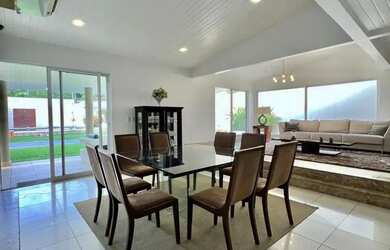 Imagem: A casa possui 4 Dormitórios, 4 Banheiros, 5 Vagas na garagem