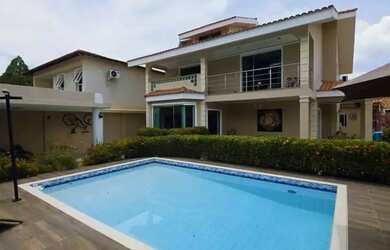 Imagem: A casa possui 5 Dormitórios, 5 Banheiros, 4 Vagas na garagem