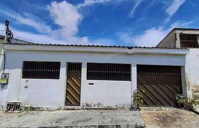 Imagem: A casa possui 4 Dormitórios, 1 Banheiro, 2 Vagas na garagem