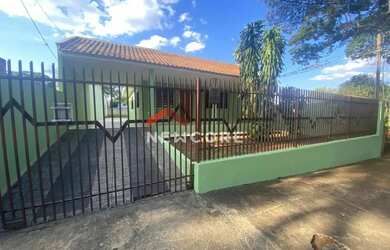 Imagem: A casa possui 3 Dormitórios, 3 Banheiros, 5 Vagas na garagem