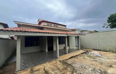 Imagem: A casa possui 4 Dormitórios, 4 Banheiros, 4 Vagas na garagem