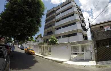 Imagem: O apartamento possui 5 Dormitórios, 5 Banheiros, 2 Vagas na