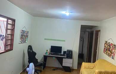 Imagem: A casa possui 3 Dormitórios, 2 Banheiros e 2 Vagas na garagem