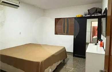 Imagem: O apartamento possui 3 Dormitórios, 1 Banheiro, 1 Vaga na garagem