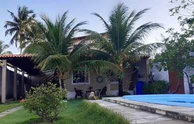 Imagem: A casa possui 3 Dormitórios, Acomodam 10 pessoas, 3 Vagas na