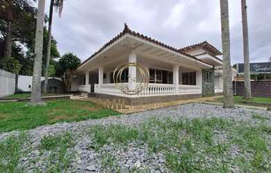 Imagem: A casa possui 4 Dormitórios, 5 Banheiros, 5 Vagas na garagem