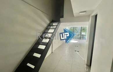 Imagem: O depósito possui 1 Vaga na garagem, 27m² de Área e está